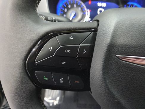 Used 2025 Chrysler Pacifica Limited FWD image 14