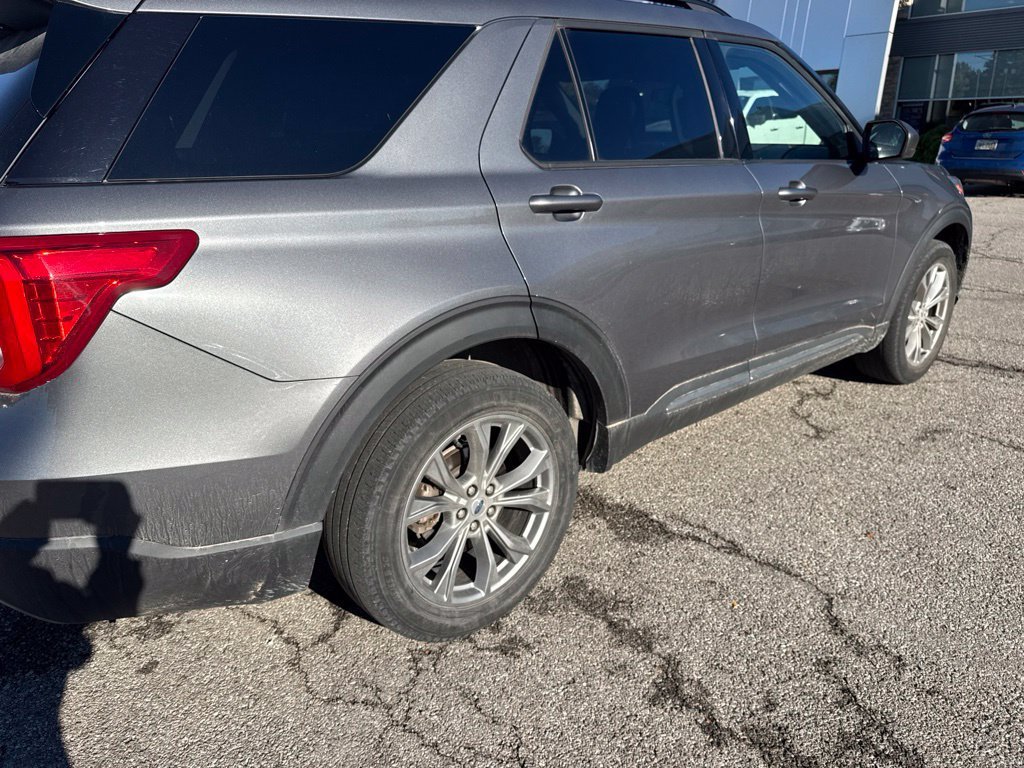 Used 2022 Ford Explorer XLT w/ Equipment Group 202A AWD/4WD image 3