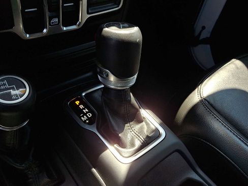 Used 2022 Jeep Wrangler Unlimited Sahara AWD/4WD image 15