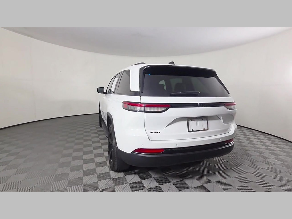 Used 2025 Jeep Grand Cherokee Altitude AWD/4WD image 43