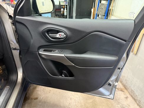 Used 2021 Jeep Cherokee Limited AWD/4WD image 29