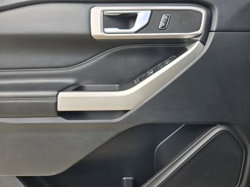 Used 2022 Ford Explorer XLT w/ Equipment Group 202A image 17