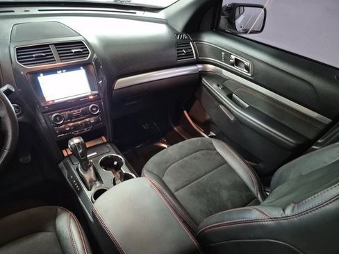 Used 2018 Ford Explorer XLT w/ Equipment Group 202A image 13