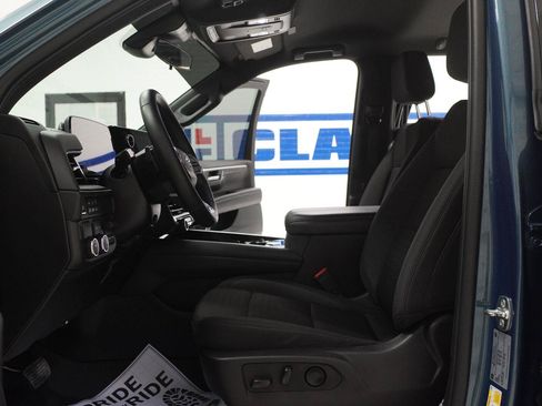 Used 2025 Chevrolet Suburban LS RWD image 5