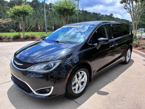 Used 2018 Chrysler Pacifica Touring Plus w/ Tire & Wheel Group FWD image 13
