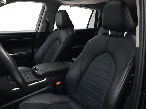 Used 2024 Toyota Highlander XLE FWD image 13