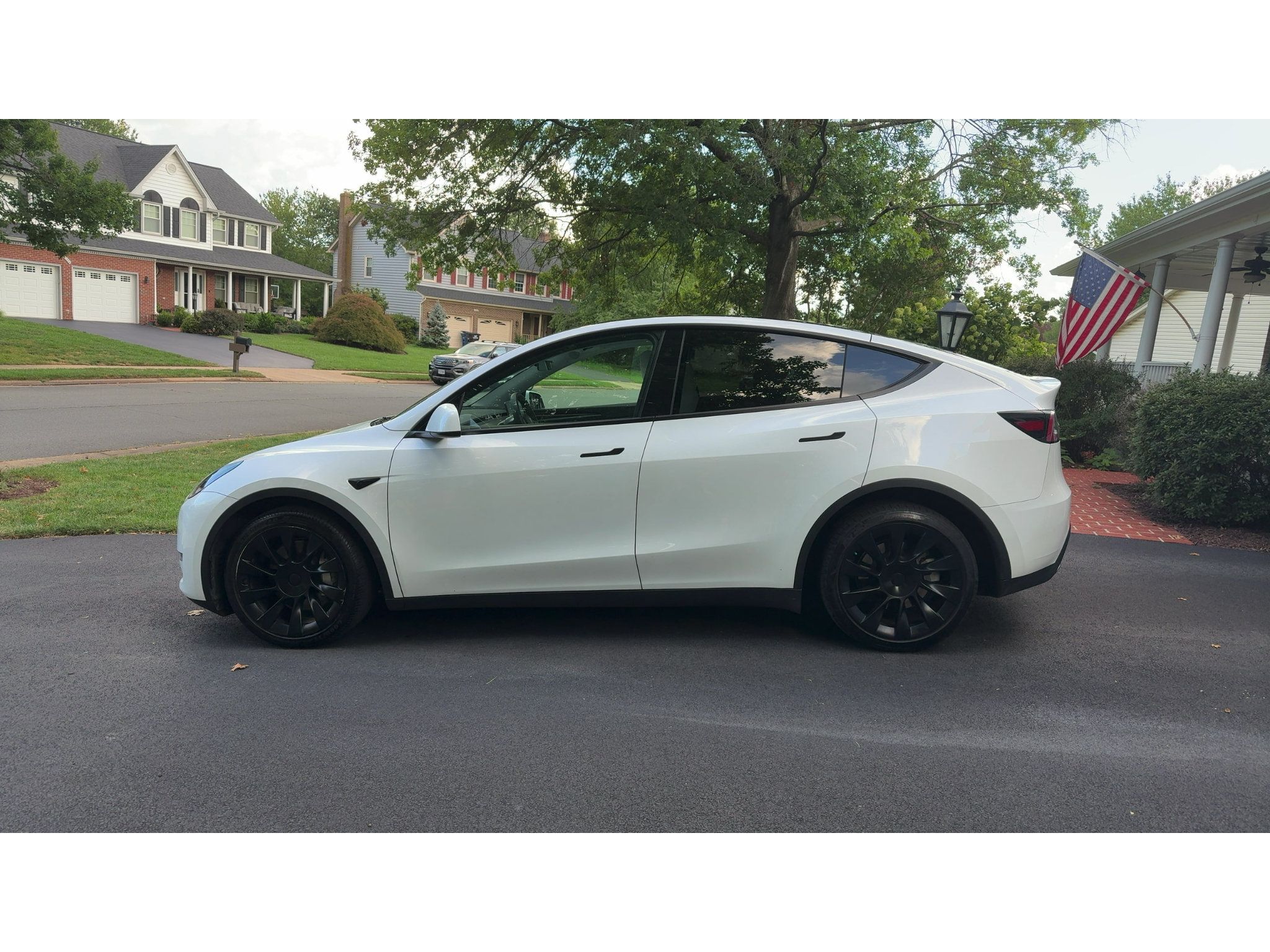 Used 2023 Tesla Model Y Long Range AWD/4WD image 2