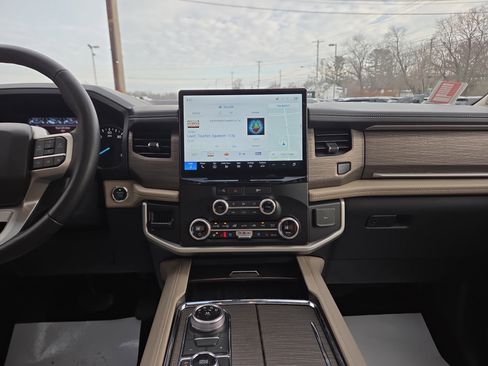Used 2024 Ford Expedition Limited image 25
