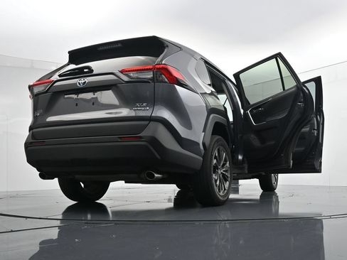 Used 2022 Toyota RAV4 XLE Premium AWD/4WD image 37