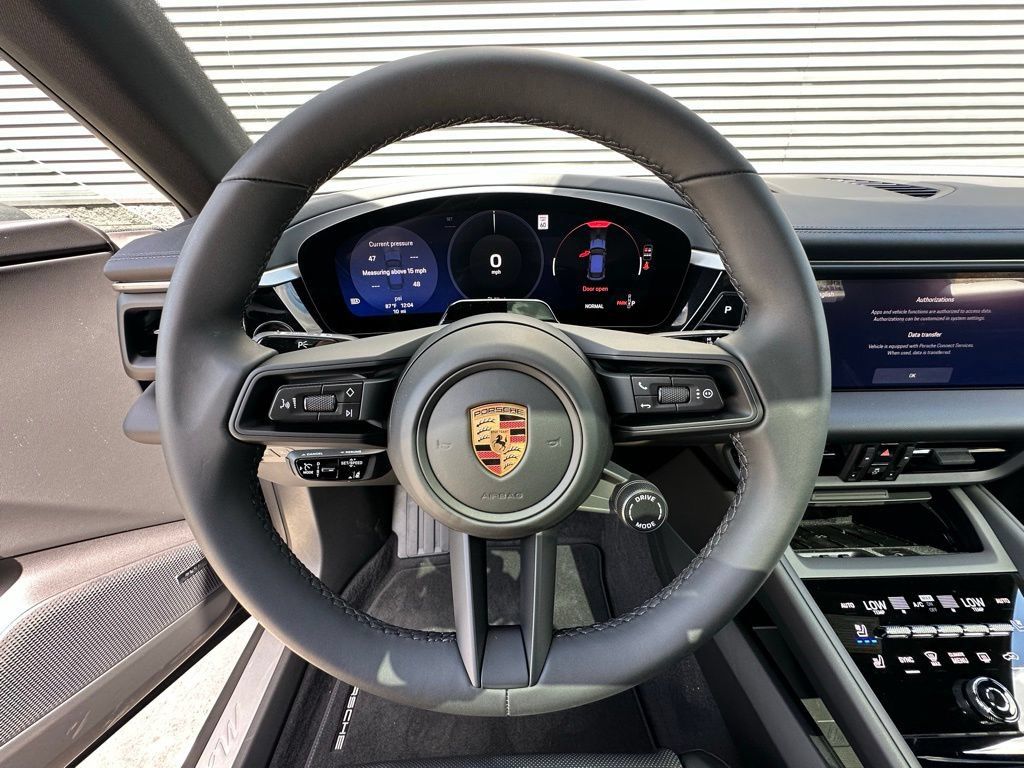 Used 2026 Porsche Macan Electric RWD image 16