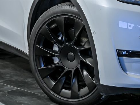 Used 2021 Tesla Model Y Long Range image 3