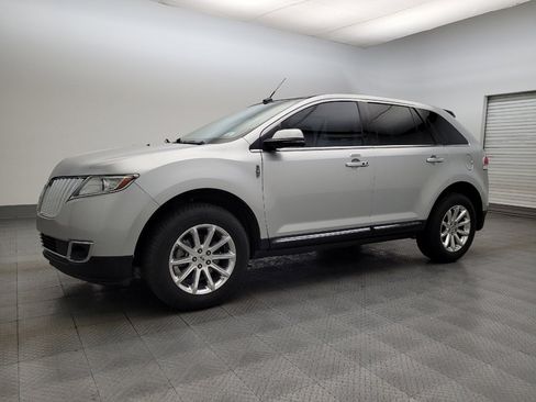 Used 2013 Lincoln MKX FWD image 2