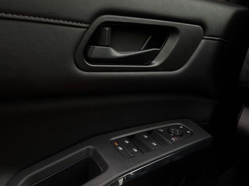 Used 2025 Nissan Pathfinder SV FWD image 21