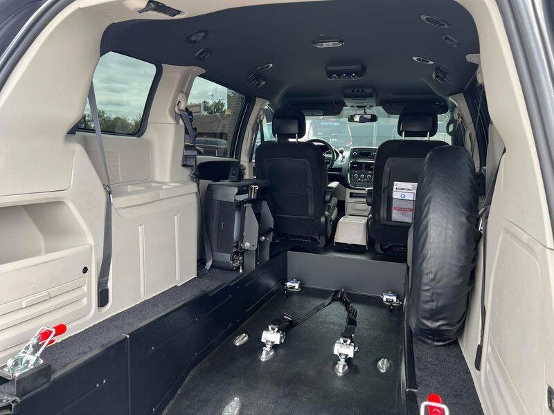 Used 2017 Dodge Grand Caravan SE FWD image 43