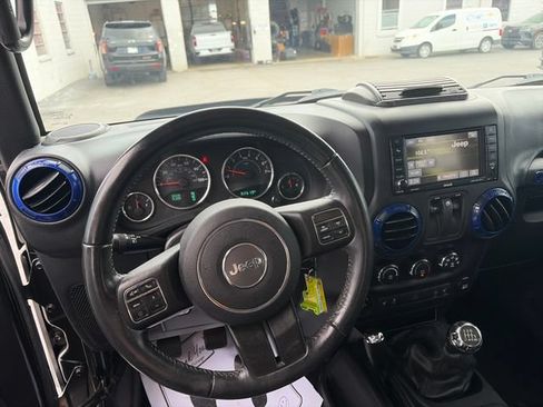 Used 2017 Jeep Wrangler Sahara w/ Connectivity Group AWD/4WD image 12