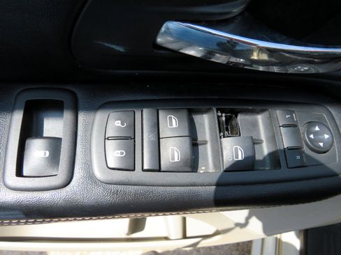 Used 2012 Chrysler Town & Country Touring image 11