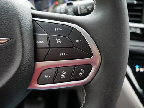 Used 2023 Chrysler Pacifica Touring-L FWD image 19