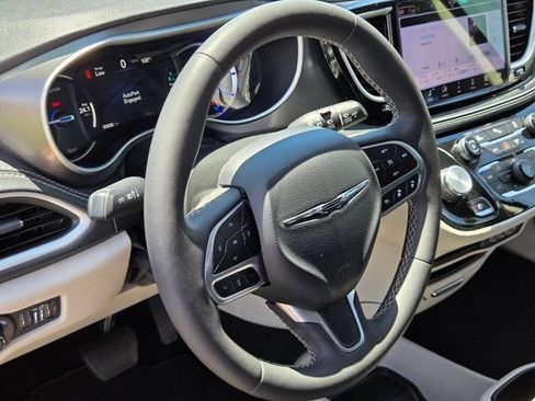 Used 2024 Chrysler Pacifica Limited FWD image 18