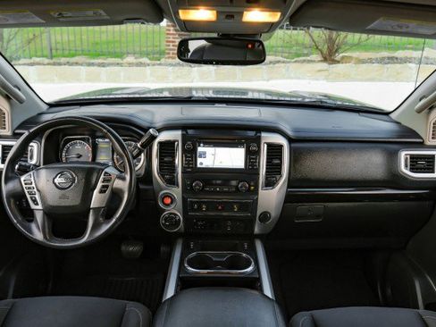 Used 2017 Nissan Titan SV image 9