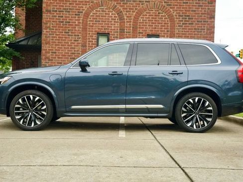 Used 2025 Volvo XC90 T8 Plus w/ Protection Package Premier AWD/4WD image 8