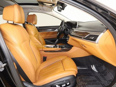 Used 2022 BMW 750i xDrive w/ Luxury Rear Seating Package image 13