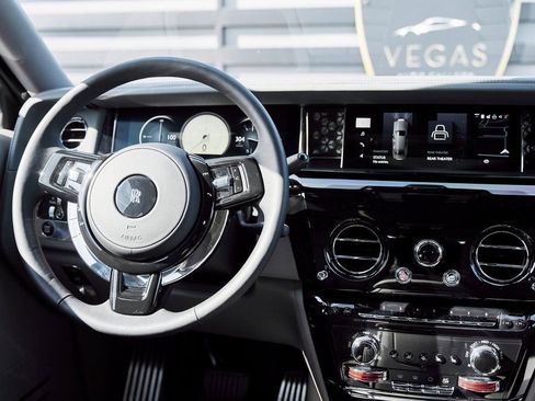 Used 2025 Rolls-Royce Phantom Sedan RWD image 64