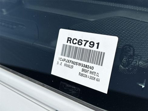 Used 2025 Jeep Wrangler Unlimited Rubicon AWD/4WD image 31