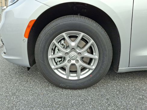 New 2026 Chrysler Pacifica Select FWD image 4