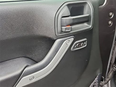 Used 2017 Jeep Wrangler Unlimited Sahara image 25