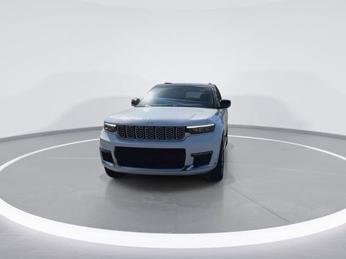 Used 2025 Jeep Grand Cherokee L Summit w/ Luxury Tech Group V image 3