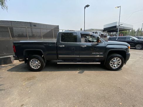 Used 2017 GMC Sierra 2500 Denali w/ Suspension Package, Off-Road AWD/4WD image 7