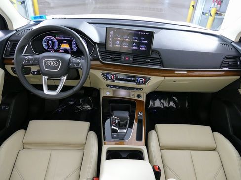 Used 2024 Audi Q5 e Premium w/ Convenience Package image 26