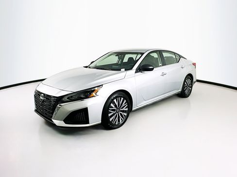 Used 2024 Nissan Altima 2.5 SV image 3