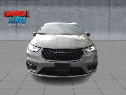 Used 2023 Chrysler Pacifica Touring-L w/ Uconnect Theater Family Group FWD image 3