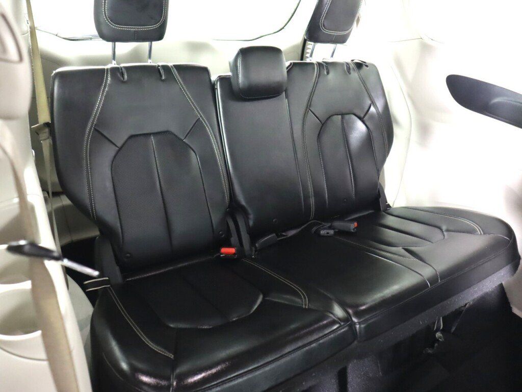 Used 2020 Chrysler Voyager Lxi FWD image 35