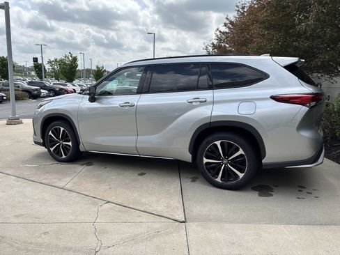 Used 2022 Toyota Highlander XSE AWD/4WD image 6
