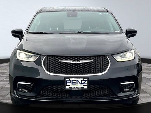 Used 2023 Chrysler Pacifica Touring-L FWD image 2
