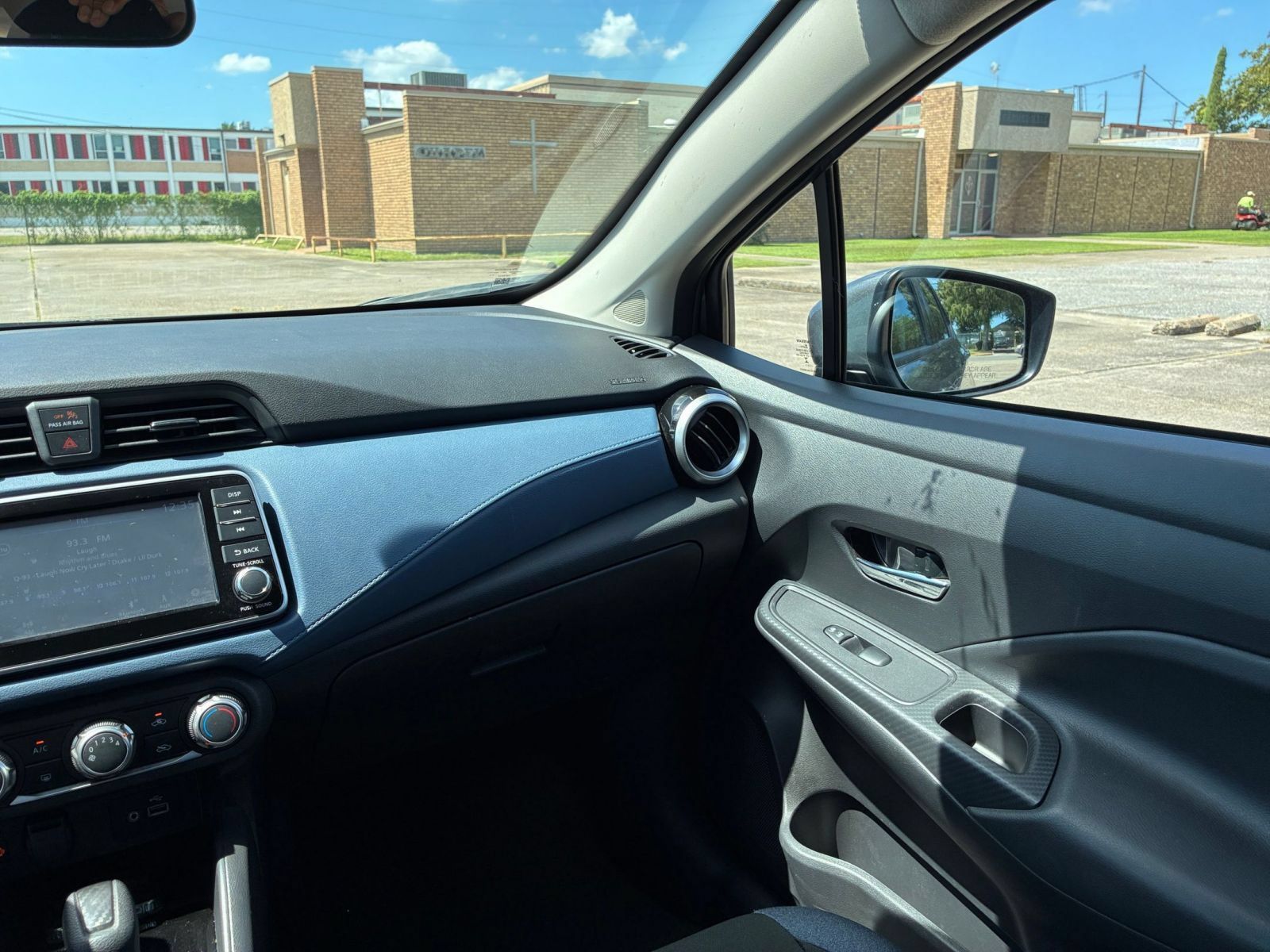 Used 2025 Nissan Versa SV FWD image 32