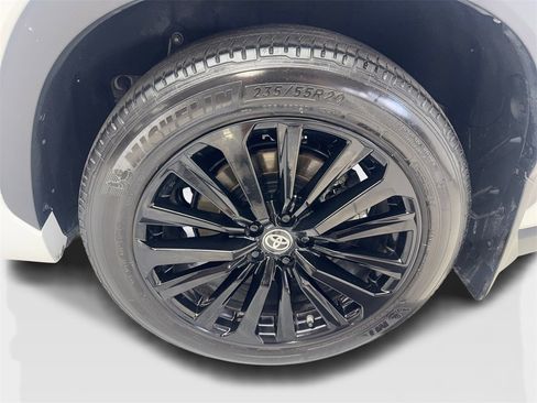 Used 2024 Toyota Highlander FWD image 93