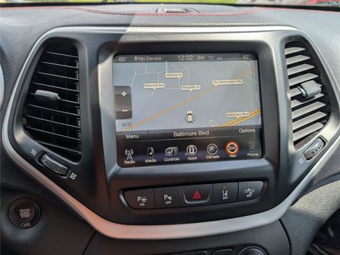 Used 2018 Jeep Cherokee Trailhawk w/ Quick Order Package 27L image 29