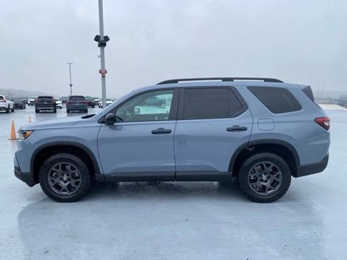 Certified 2025 Honda Pilot TrailSport image 9