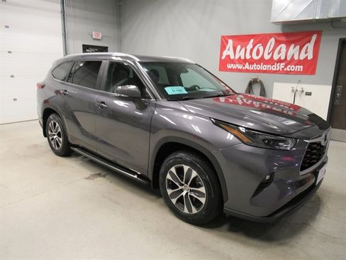 Used 2024 Toyota Highlander XLE image 1