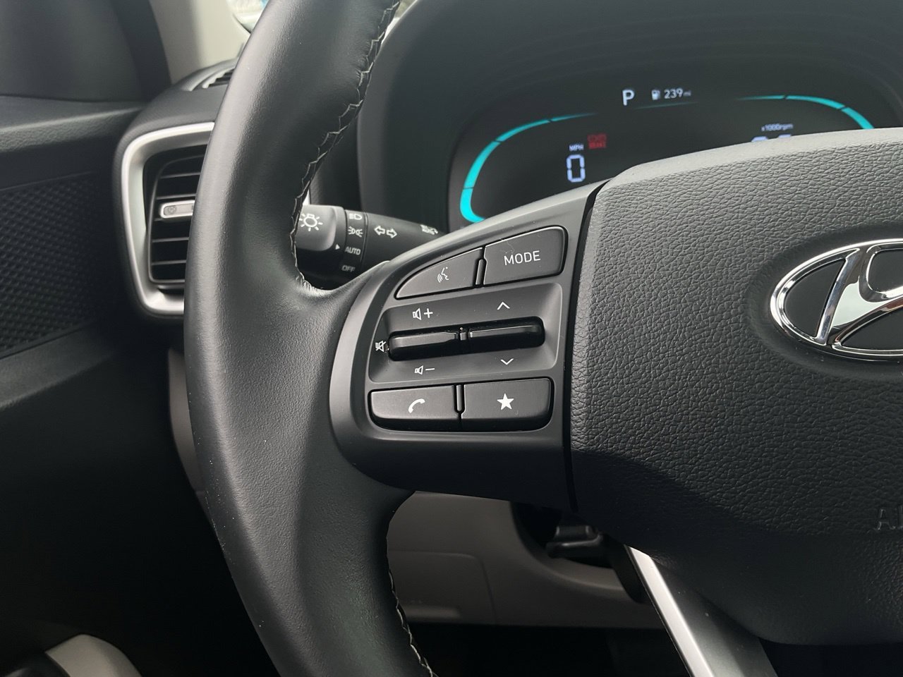 Used 2025 Hyundai Venue SEL FWD image 34