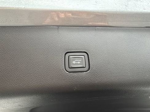 Used 2023 Chevrolet Traverse LT image 37