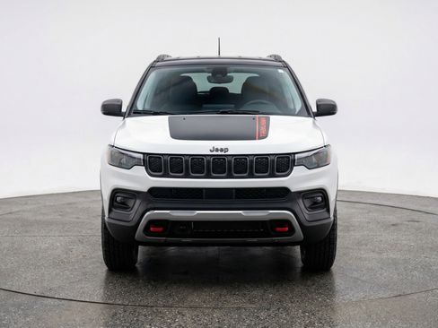 Used 2025 Jeep Compass Trailhawk image 2