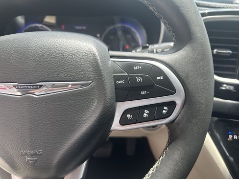 Used 2023 Chrysler Pacifica Touring-L FWD image 12