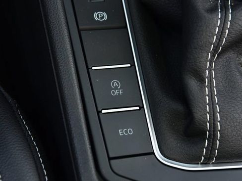 Used 2025 Volkswagen Jetta SE w/ Sunroof Package FWD image 18