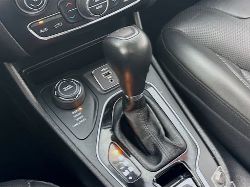 Used 2021 Jeep Cherokee Limited image 19