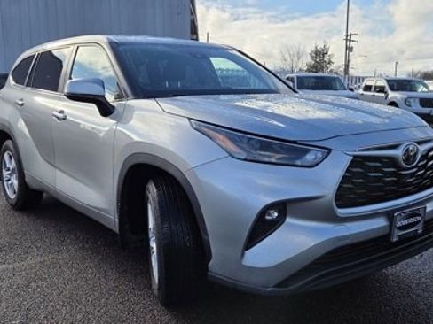 Used 2024 Toyota Highlander LE image 3