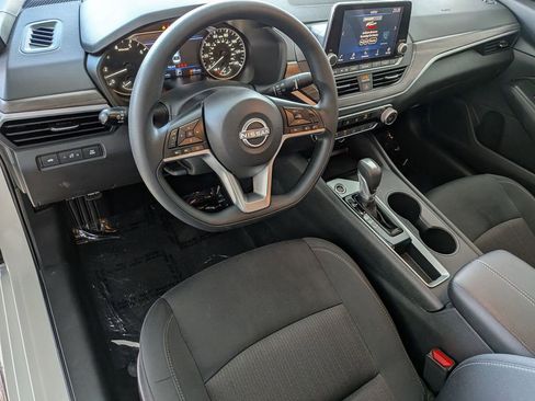 Used 2025 Nissan Altima 2.5 SV FWD image 13